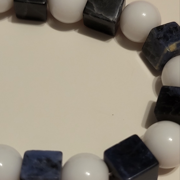 Lapis Lazuli and White Bead Bracelet - Picture 5 of 5